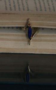 Gouden smeedring met langgerekte lapis lazuli